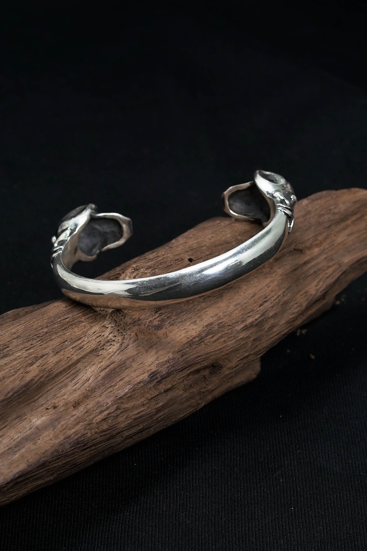 Retro Silver Domineering Double Skull Open Bangle